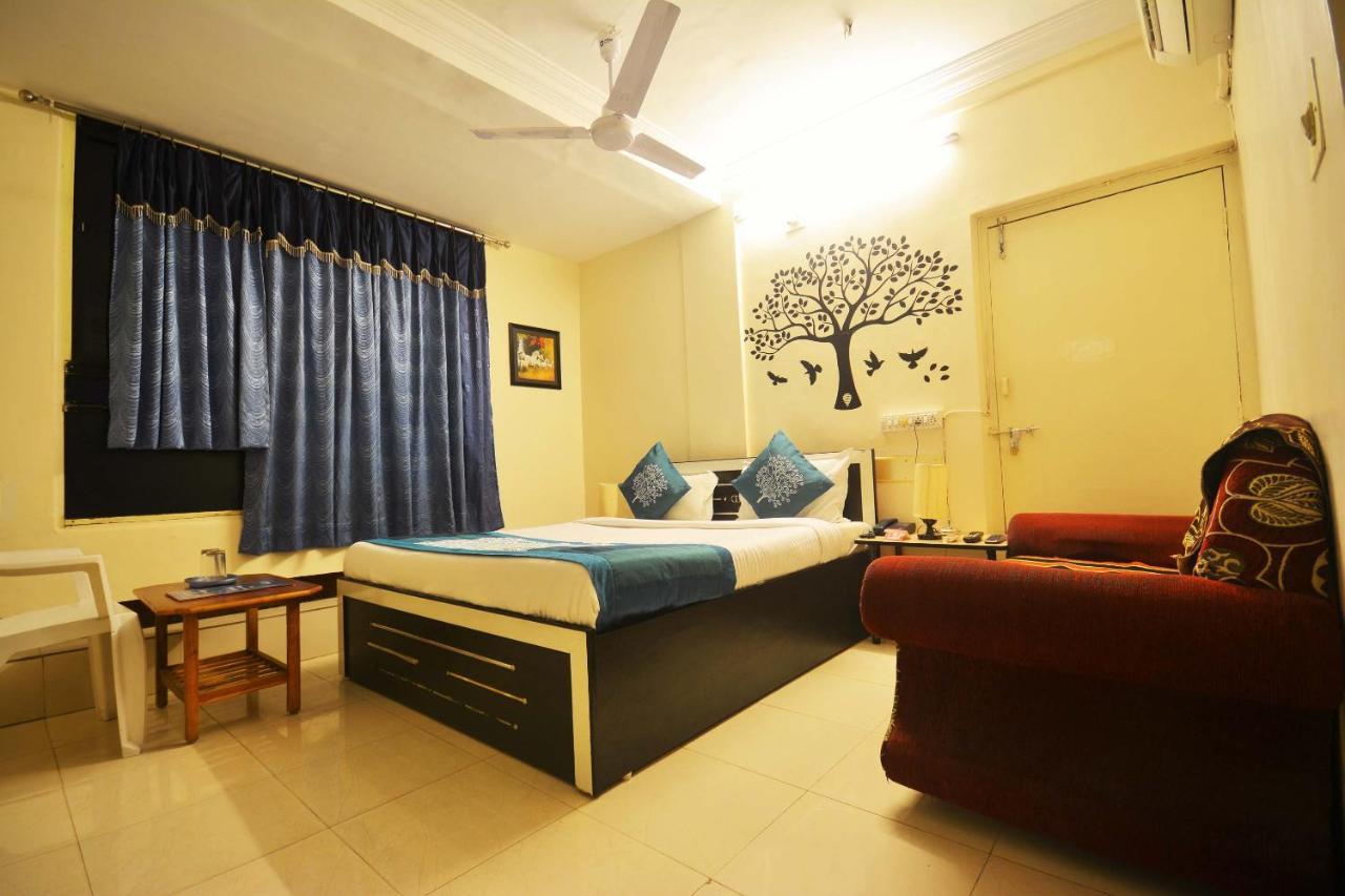 Oyo Hotel Blue Diamond Αχμπανταμπάντ Εξωτερικό φωτογραφία