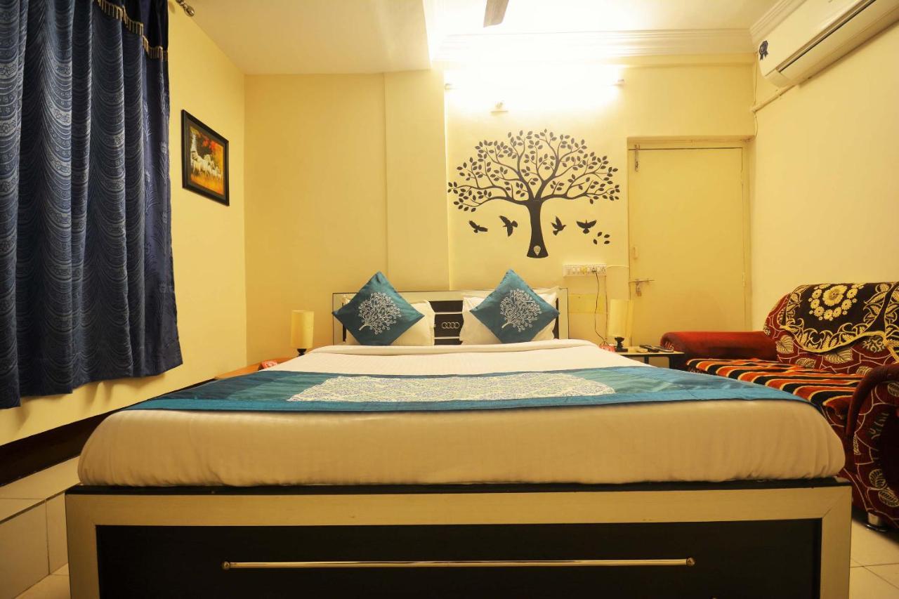 Oyo Hotel Blue Diamond Αχμπανταμπάντ Εξωτερικό φωτογραφία