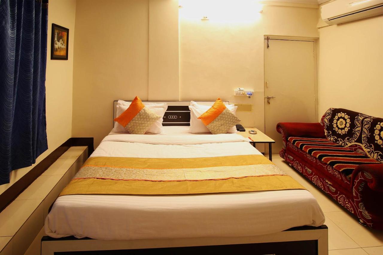 Oyo Hotel Blue Diamond Αχμπανταμπάντ Εξωτερικό φωτογραφία